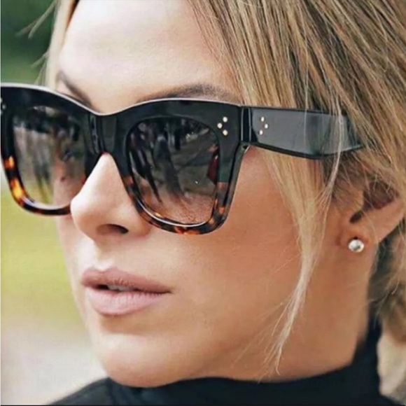 Back in Stock!! Celine-Style Tortoise Sunnies *NEW*